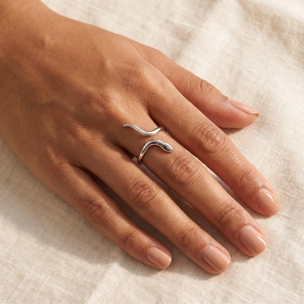 Anillo Serpiente plateado puesto