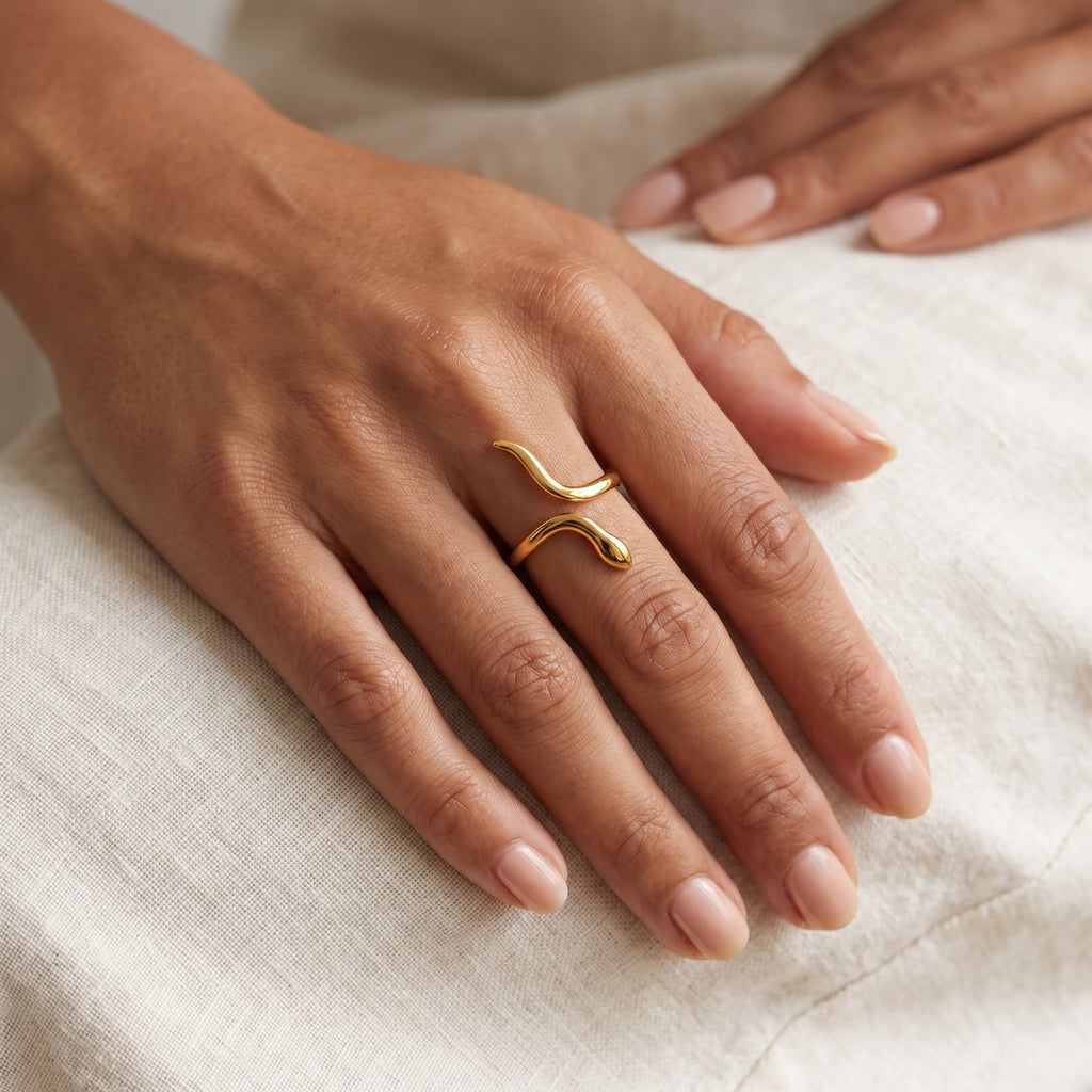 Anillo Serpiente dorado puesto