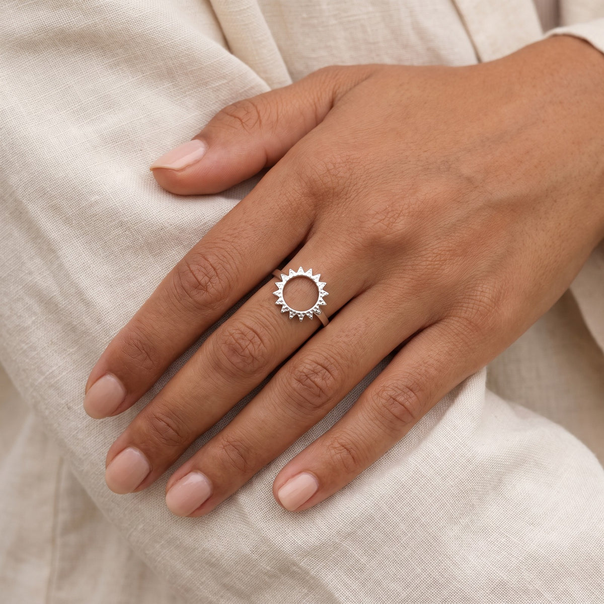 Anillo Sol grande plateado puesto