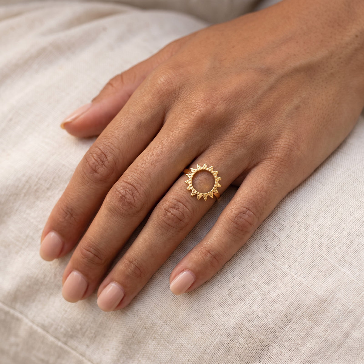 Anillo Sol grande dorado puesto