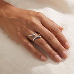 Anillo Trazo plateado puesto