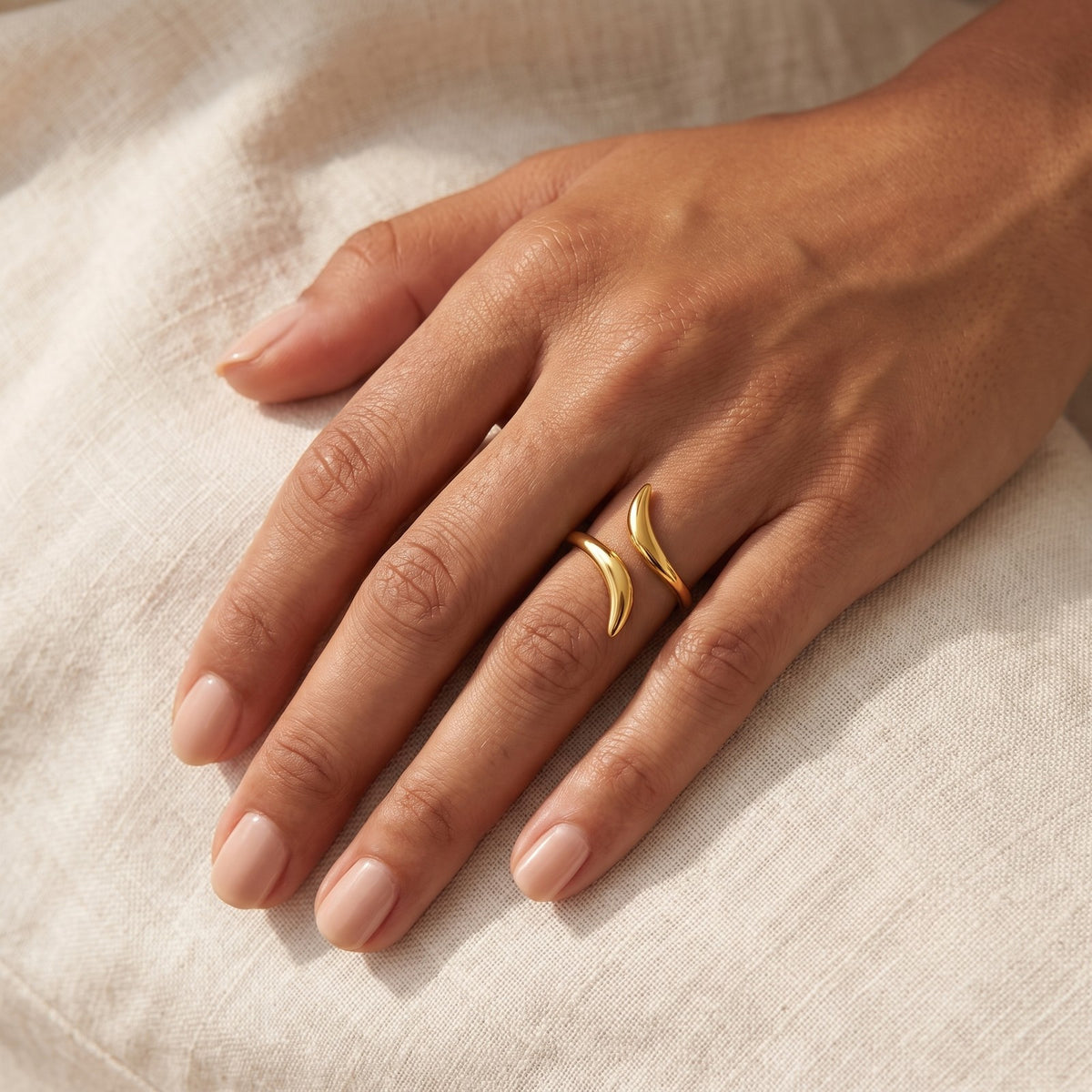 Anillo Trazo dorado puesto