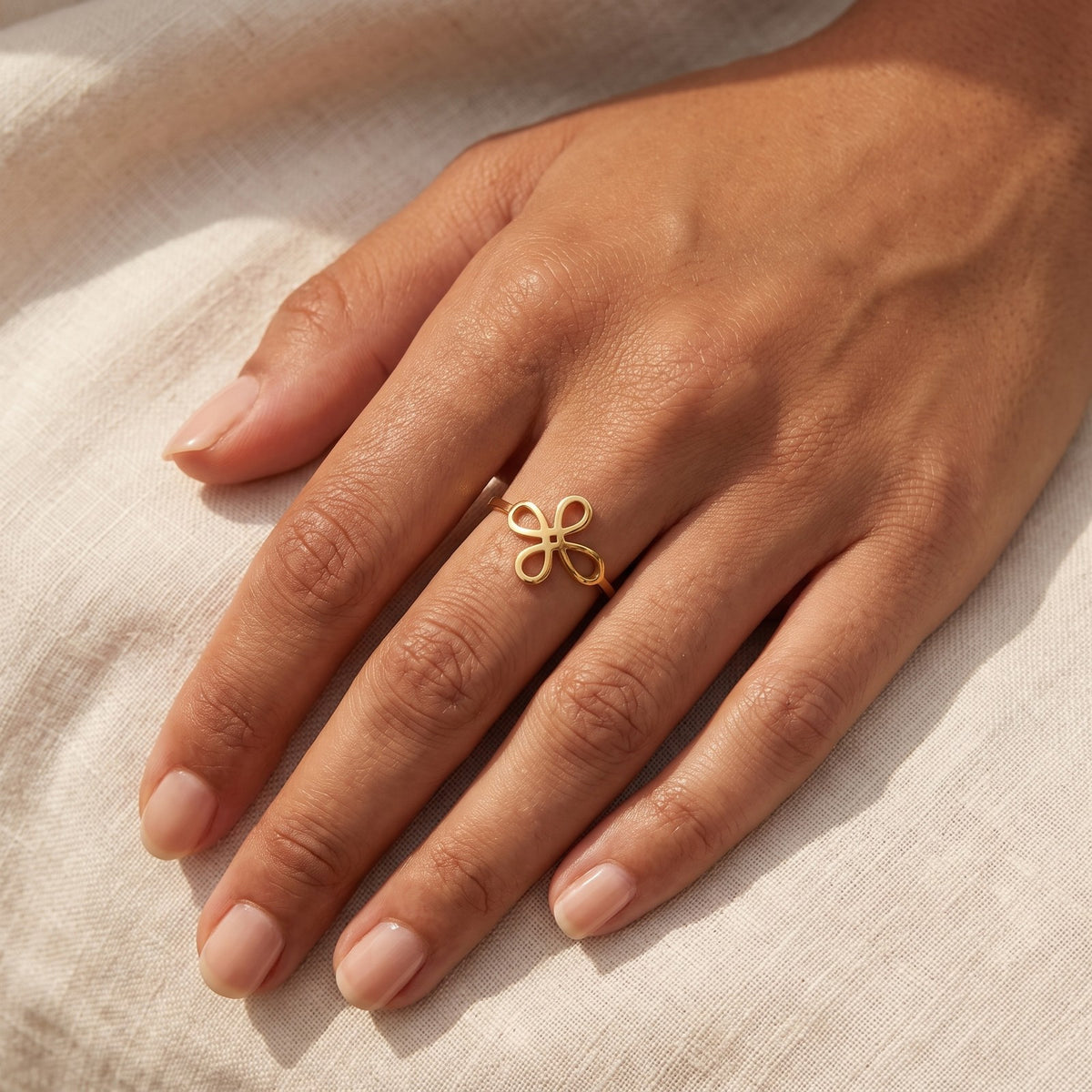 Anillo Trébol dorado puesto