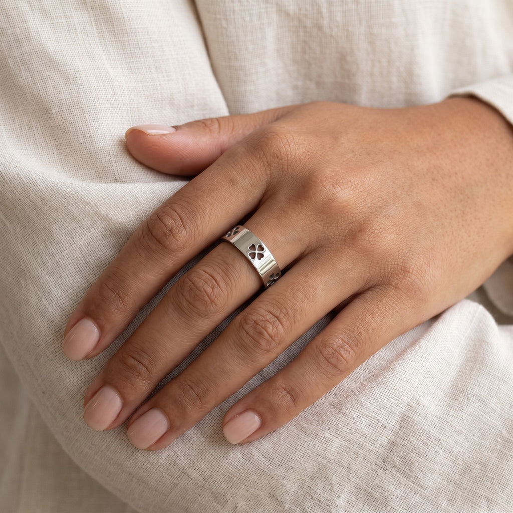 Anillo Tréboles calados plateado puesto