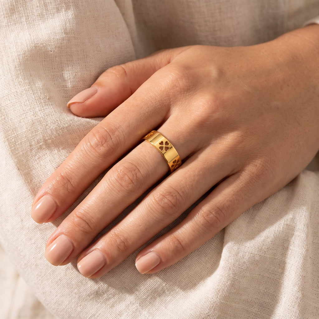 Anillo Tréboles calados dorado puesto