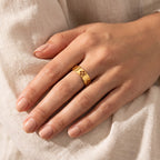 Anillo Tréboles calados dorado puesto