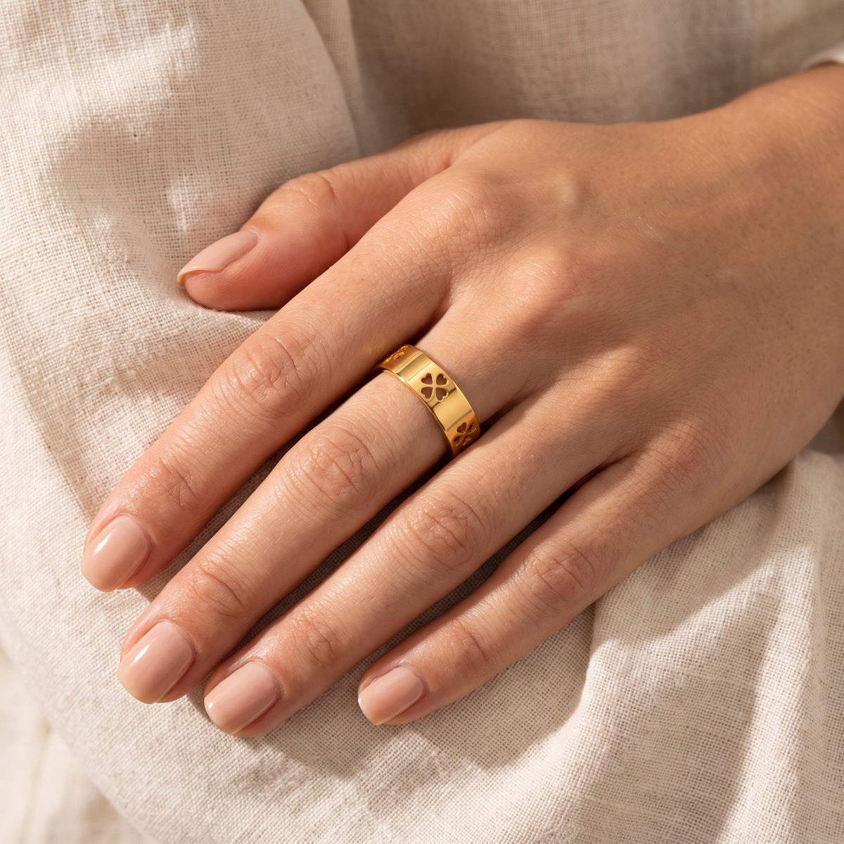 Anillo Tréboles calados dorado puesto
