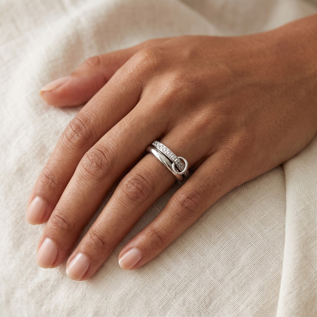Anillo Tres aros con brillos plateado puesto