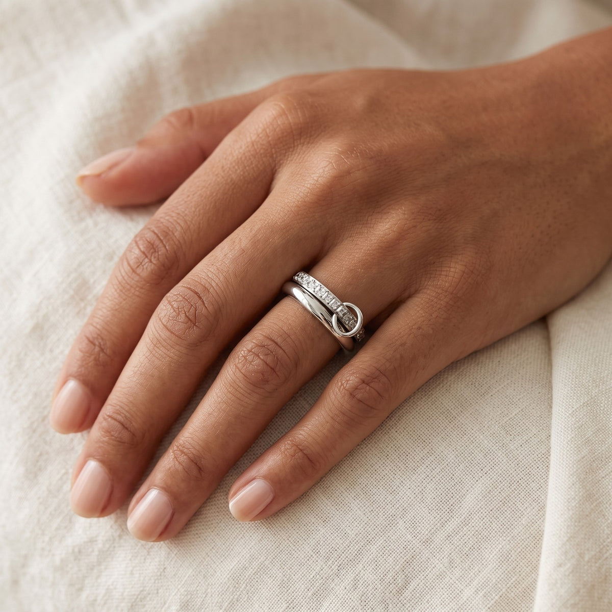 Anillo Tres aros con brillos plateado puesto