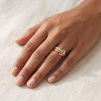 Anillo Tres aros con brillos dorado puesto