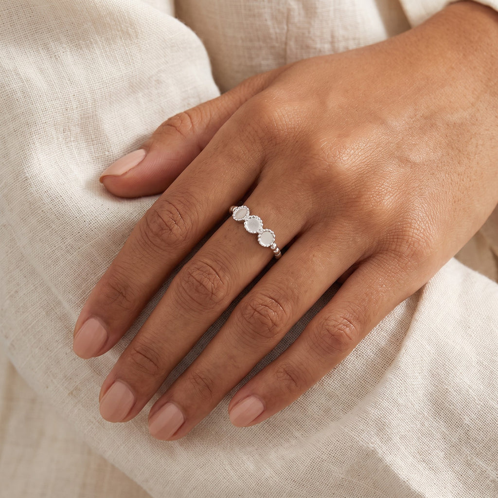 Anillo Tres medallitas plateado puesto