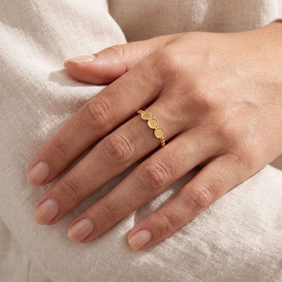 Anillo Tres medallitas dorado puesto
