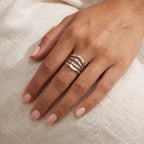 Anillo Tres ondas plateado puesto