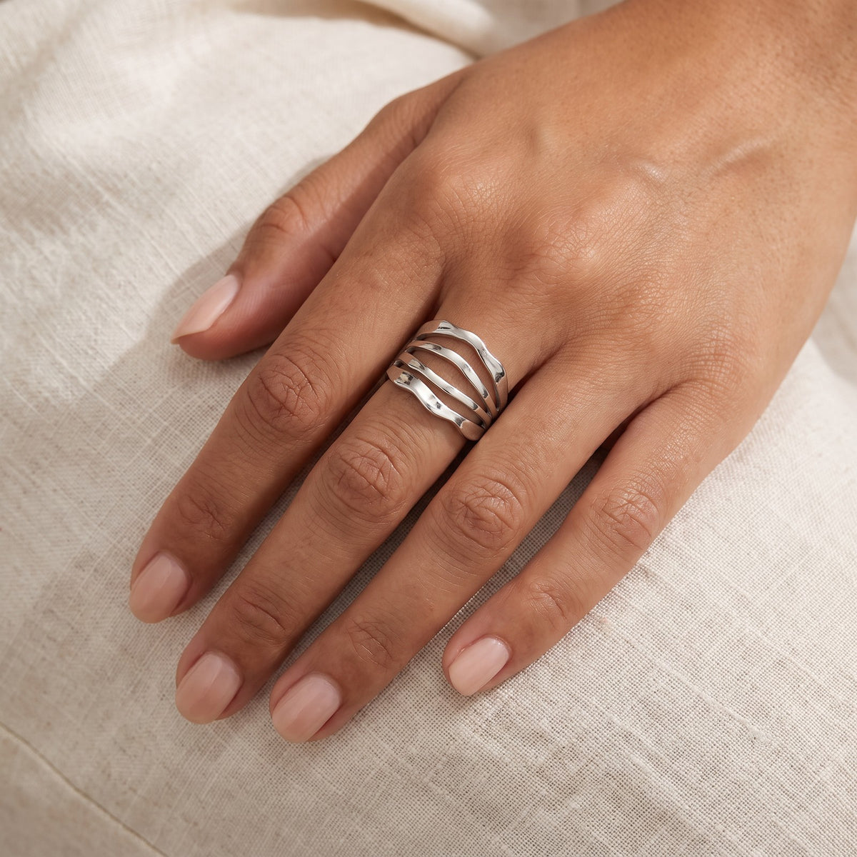 Anillo Tres ondas plateado puesto