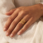 Anillo Tres ondas dorado puesto