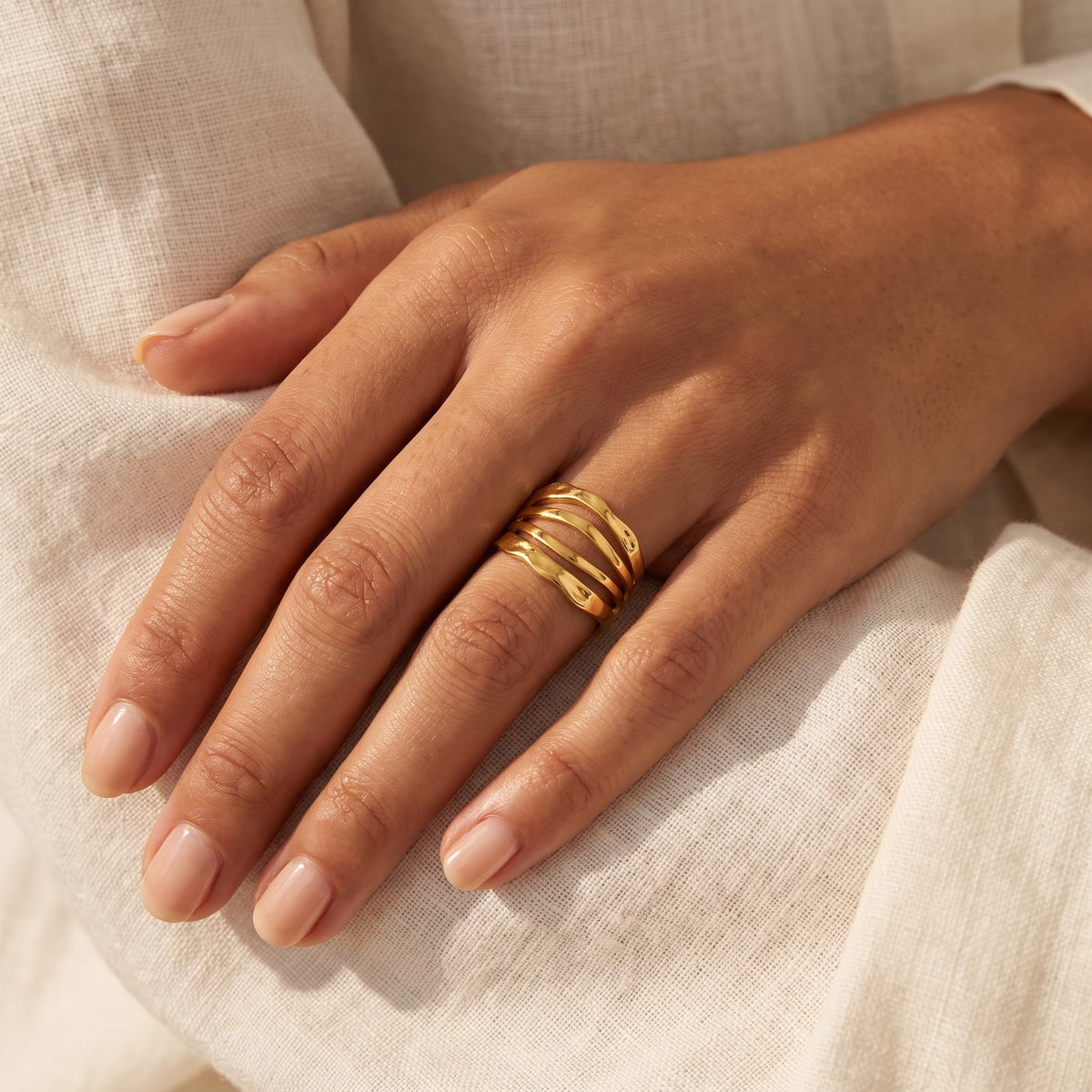 Anillo Tres ondas dorado puesto