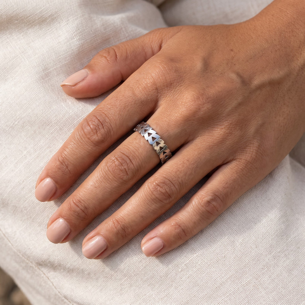 Anillo Triángulos plateado puesto