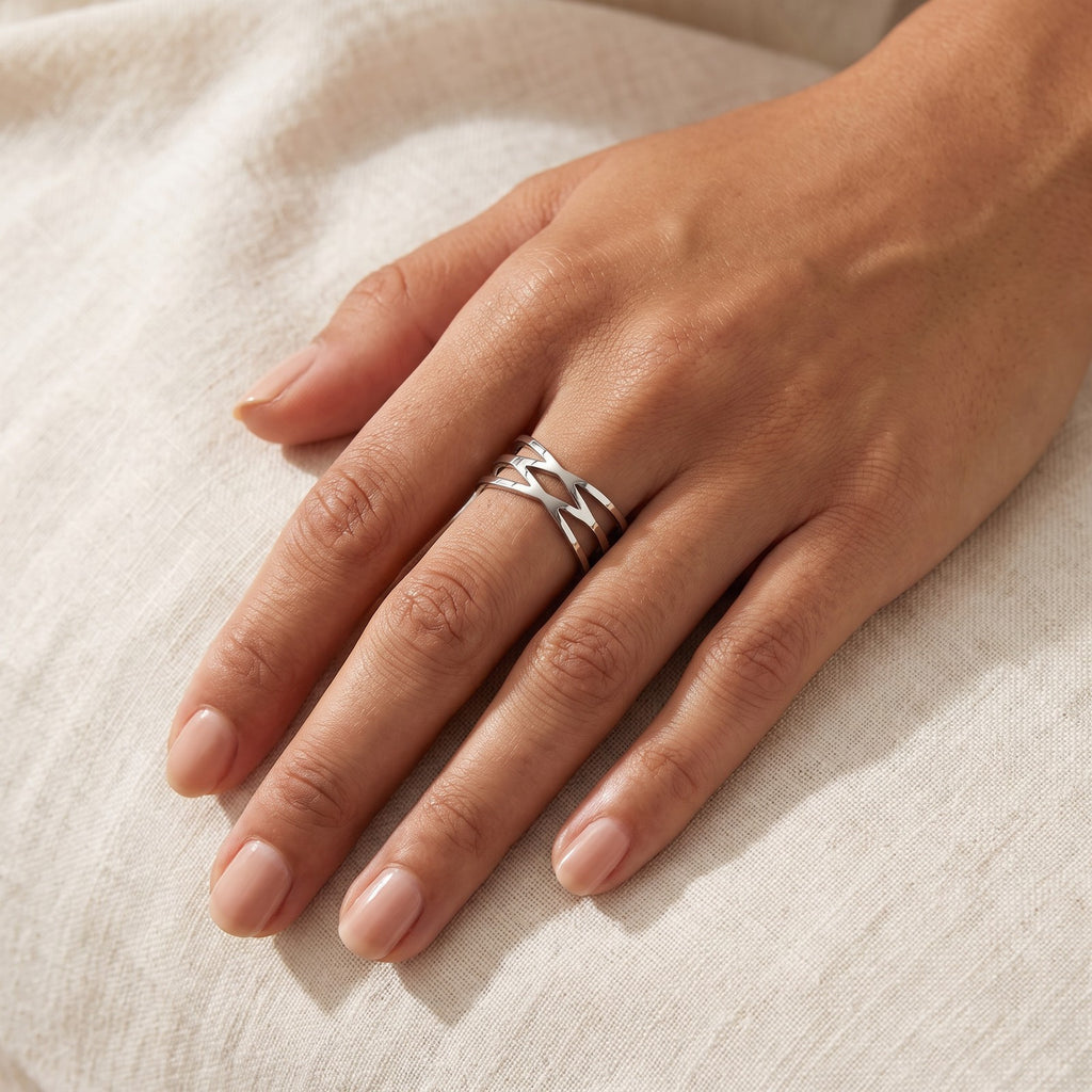 Anillo Triple cruzado plateado puesto