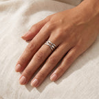 Anillo Triple cruzado plateado puesto