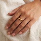 Anillo Triple cruzado dorado puesto