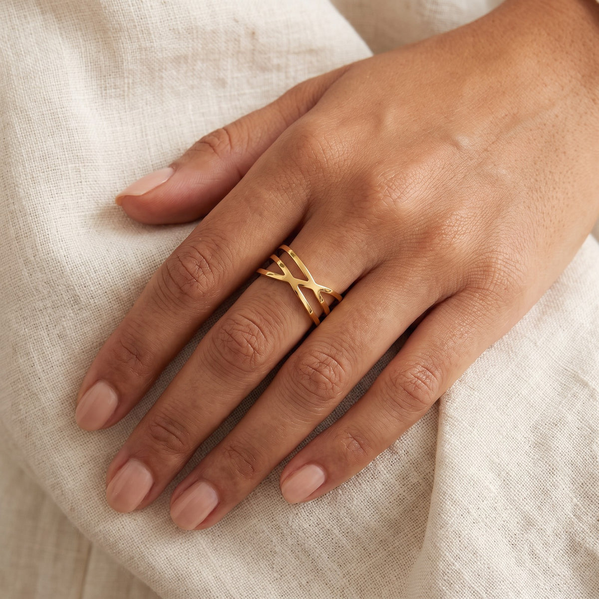 Anillo Triple cruzado dorado puesto