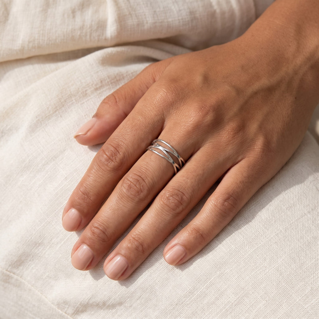 Anillo Triple espiral plateado puesto