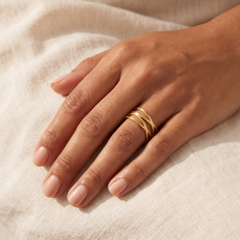 Anillo Triple espiral dorado puesto