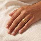 Anillo Triple espiral dorado puesto