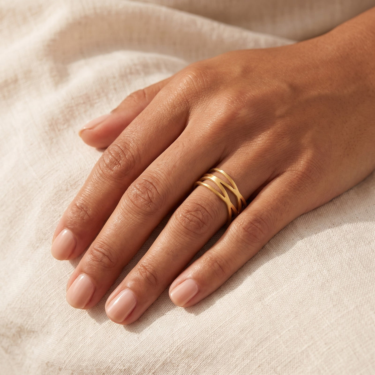 Anillo Triple espiral dorado puesto