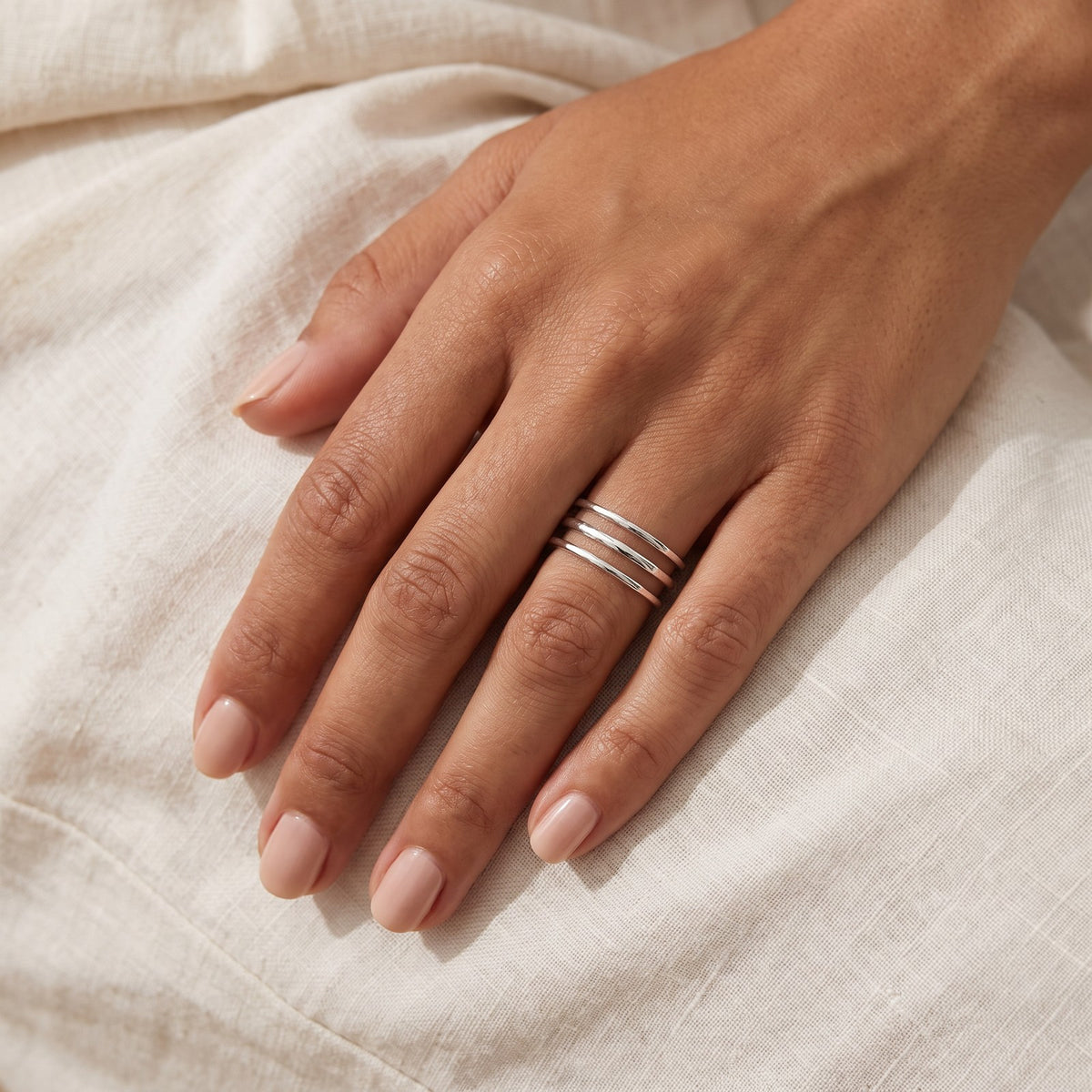 Anillo Triple fino plateado puesto