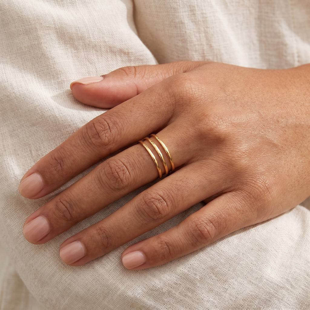 Anillo Triple fino dorado puesto