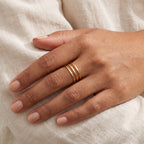 Anillo Triple fino dorado puesto