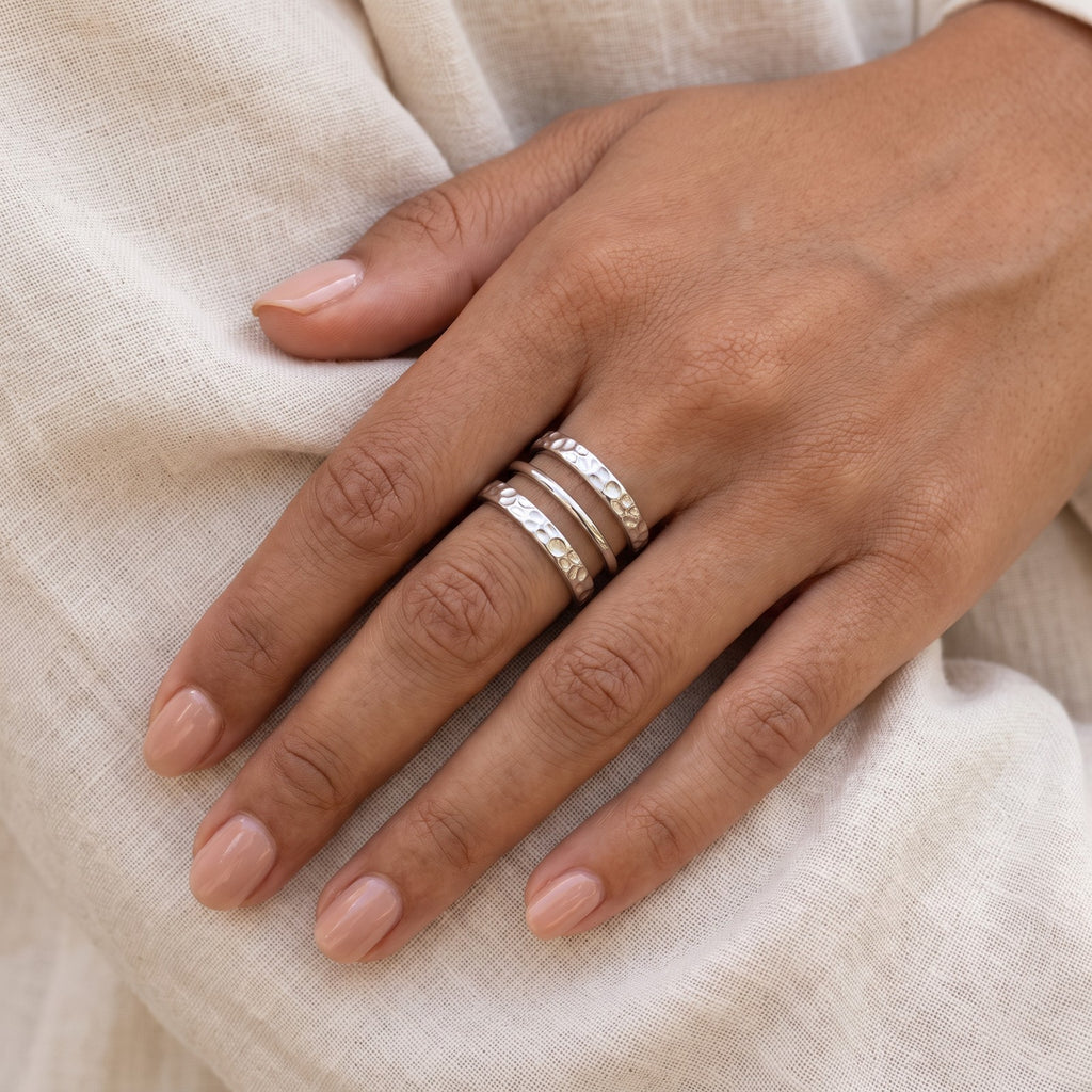 Anillo Triple grabado plateado puesto