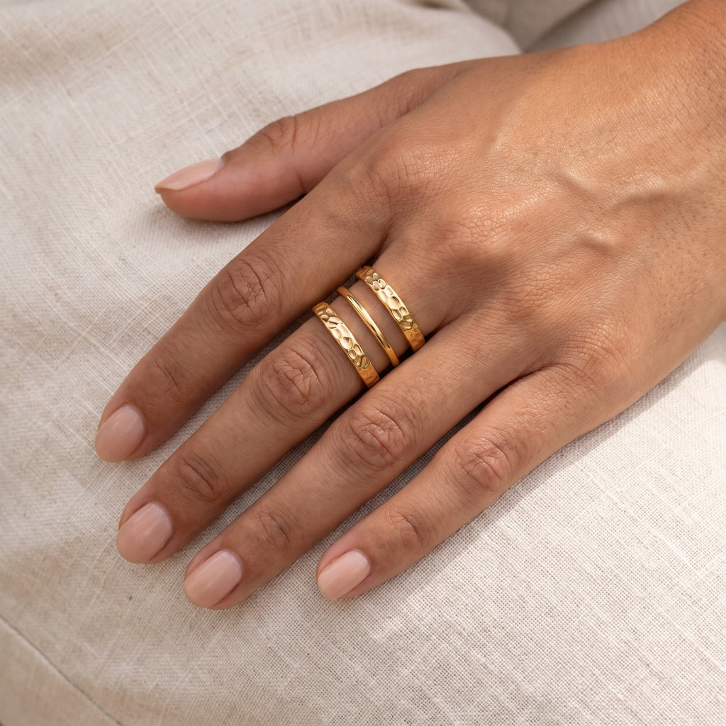 Anillo Triple grabado dorado puesto