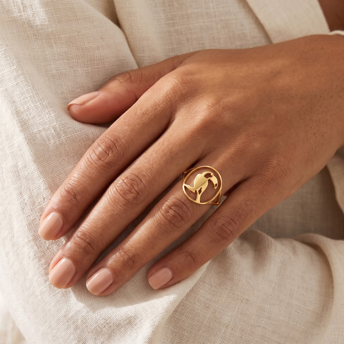 Anillo Tucán dorado puesto