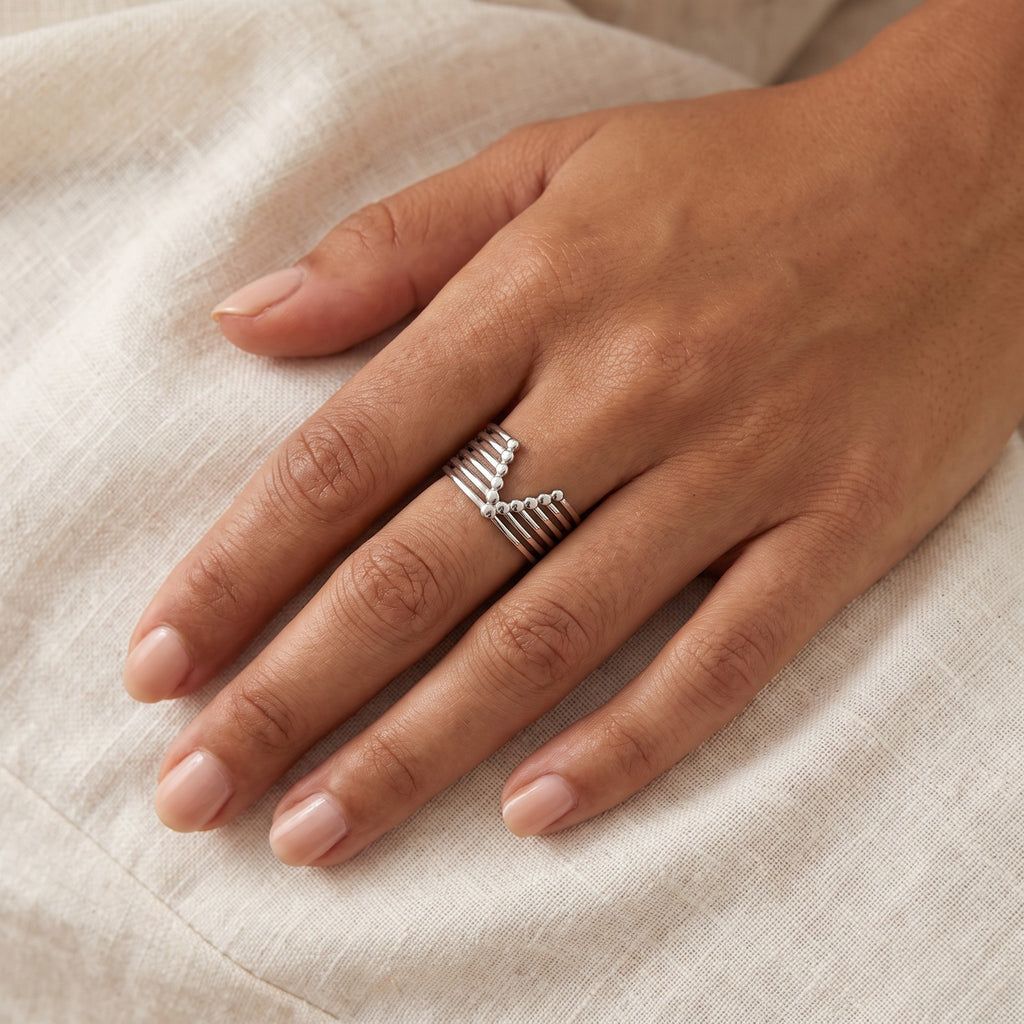 Anillo V de líneas plateado puesto