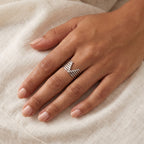 Anillo V de líneas plateado puesto
