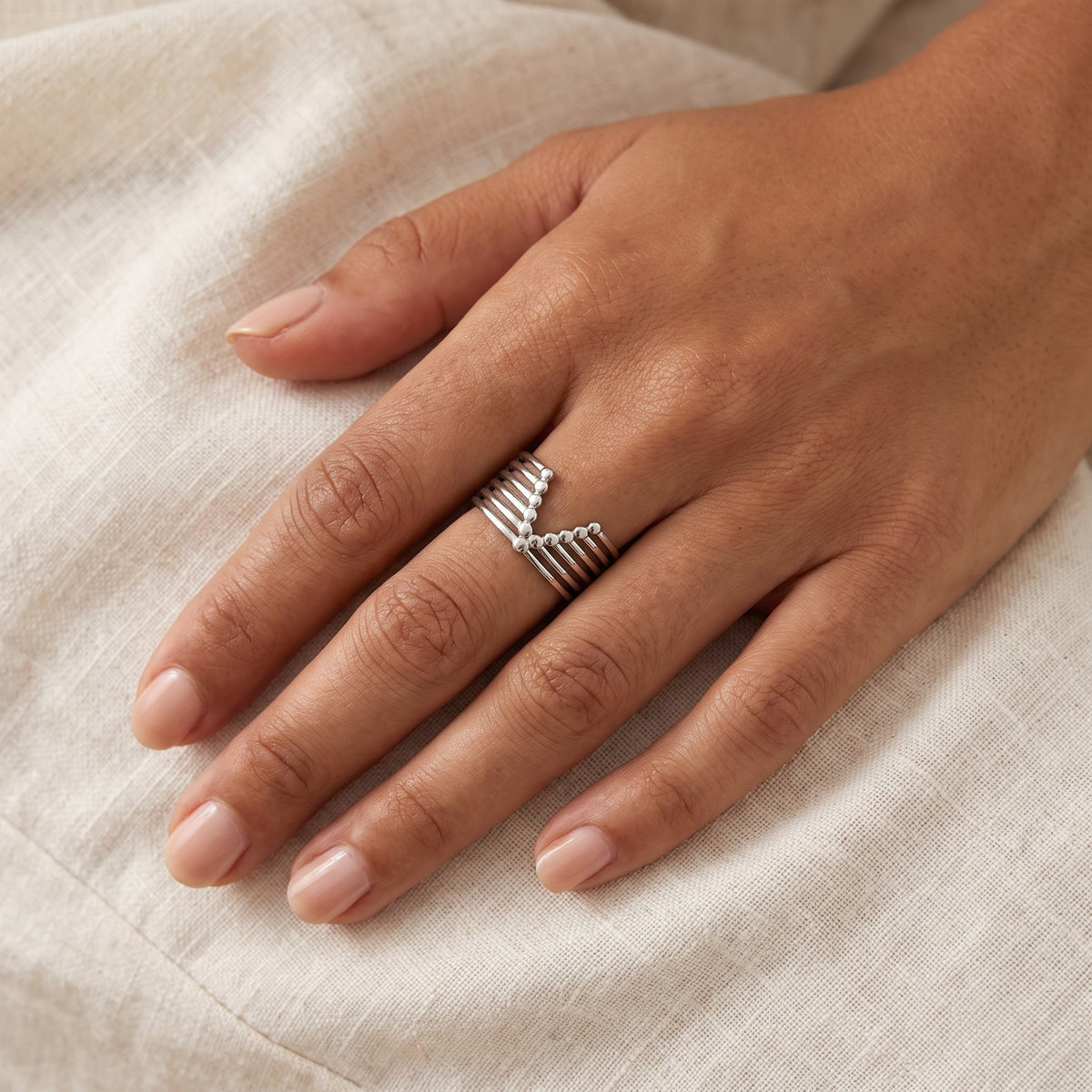 Anillo V de líneas plateado puesto