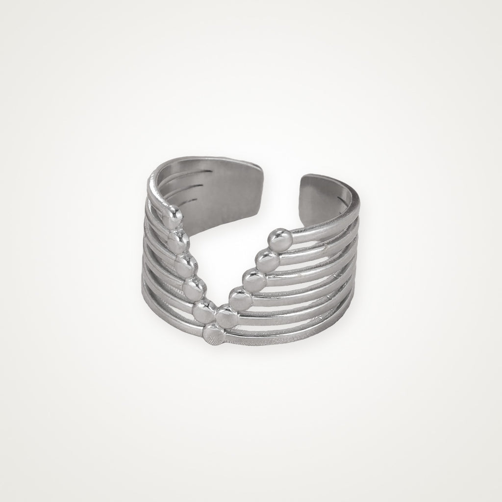 Anillo V de líneas plateado