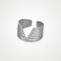 Anillo V de líneas plateado