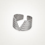 Anillo V de líneas plateado