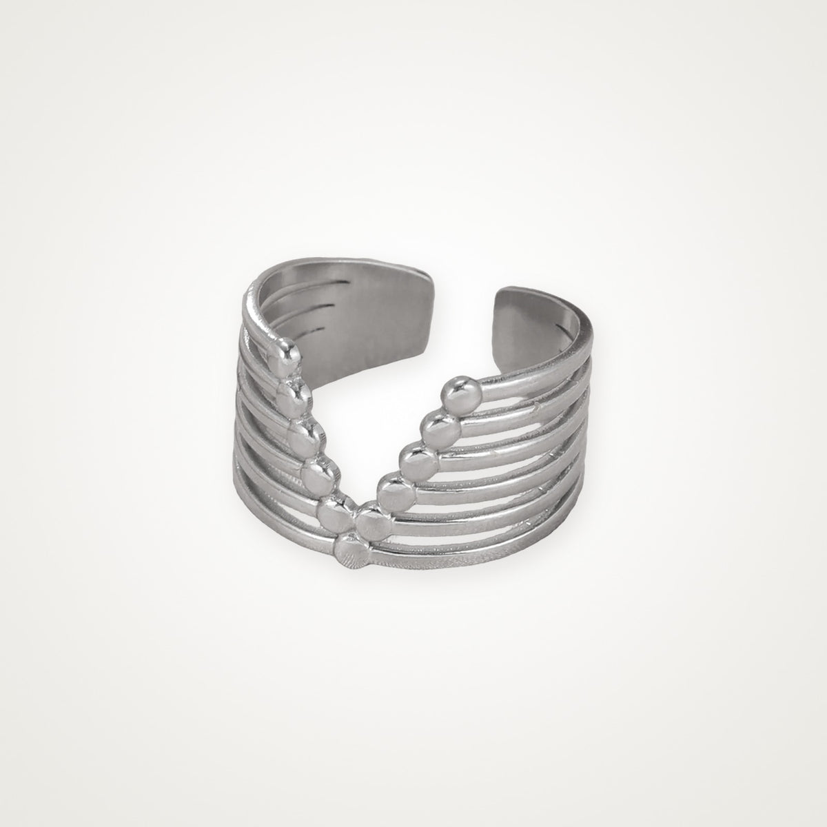 Anillo V de líneas plateado