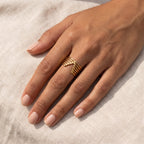 Anillo V de líneas dorado puesto