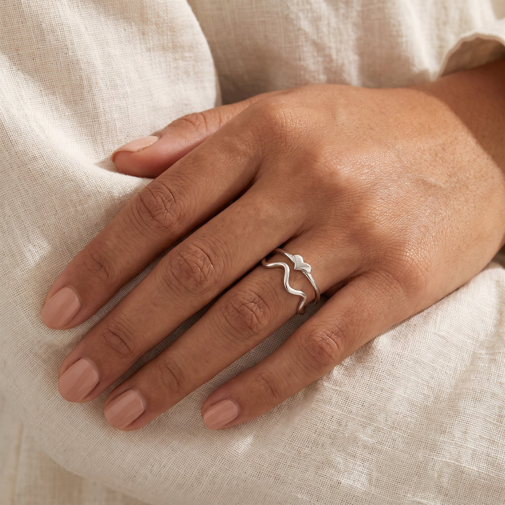 Anillo Zigzag doble plateado puesto