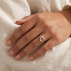 Anillo Zigzag doble plateado puesto