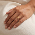 Anillo Zigzag doble dorado puesto