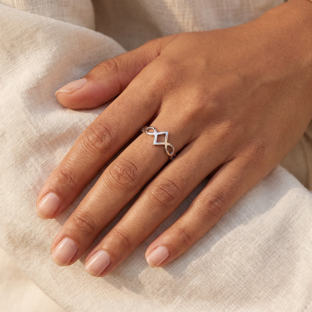 Anillo Zigzag fino plateado puesto