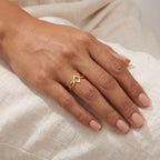 Anillo Zigzag fino dorado puesto
