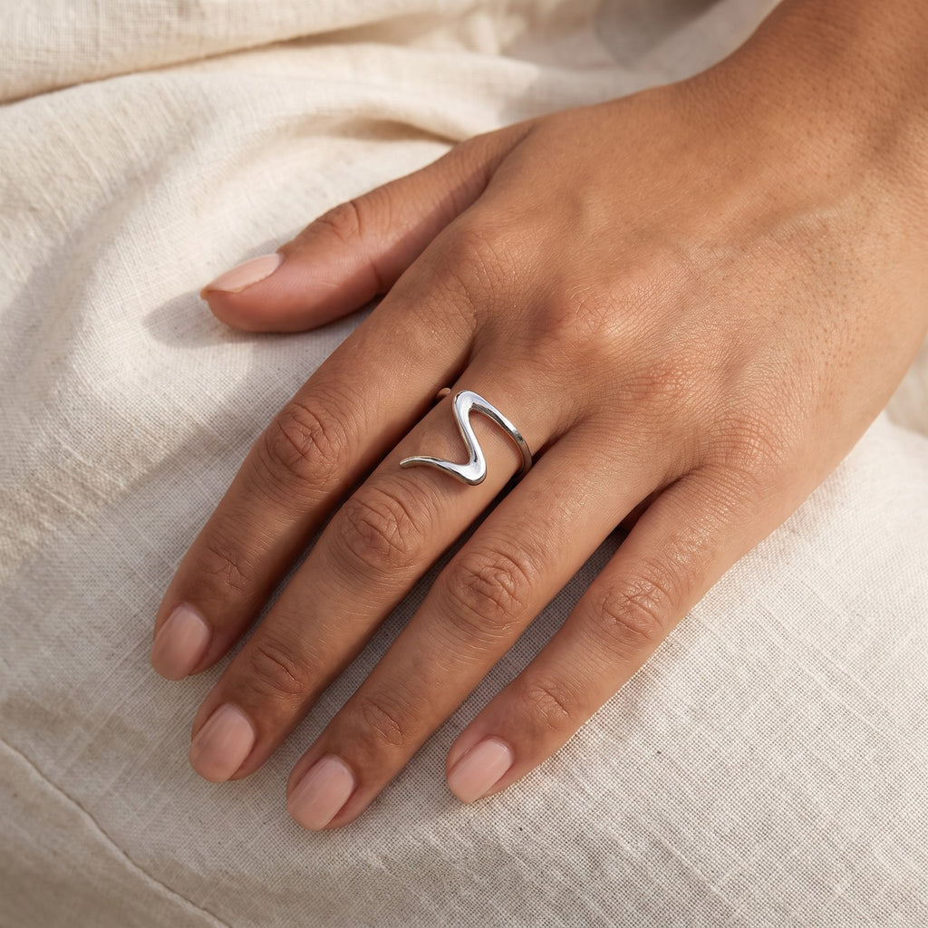 Anillo Zigzag plateado puesto