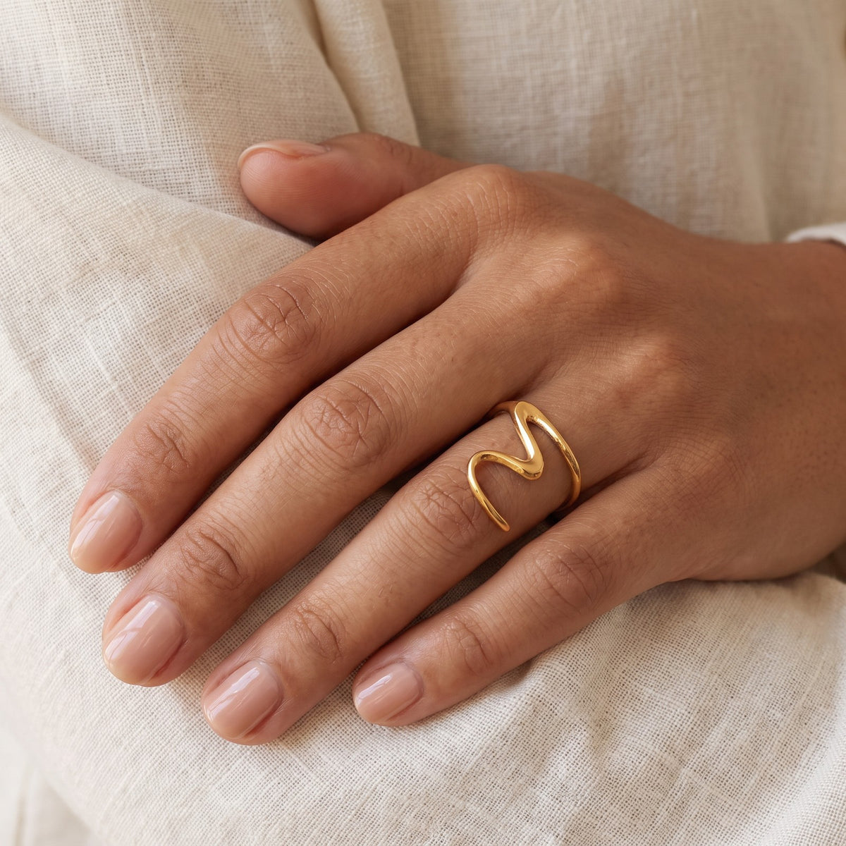 Anillo Zigzag dorado puesto